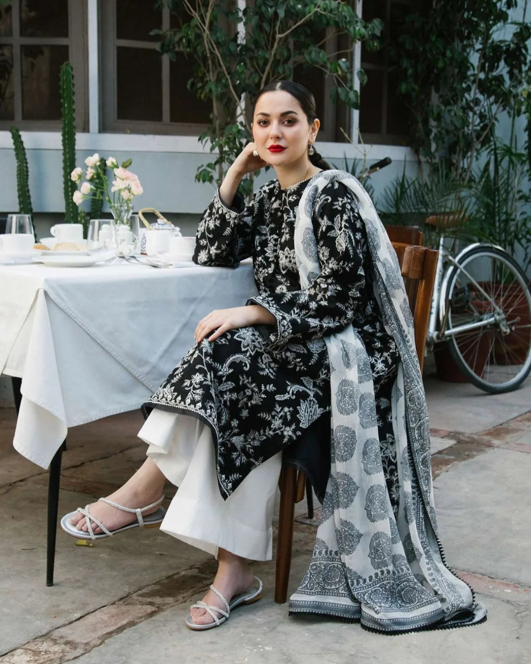 𝗕𝗹𝗮𝗰𝗸 & 𝗪𝗵𝗶𝘁𝗲 𝗲𝗺𝗯𝗿𝗼𝗶𝗱𝗲𝗿𝘆 𝘀𝘁𝗶𝘁𝗰𝗵𝗲𝗱 𝟯 𝗽𝗶𝗲𝗰𝗲 𝘀𝗲𝘁